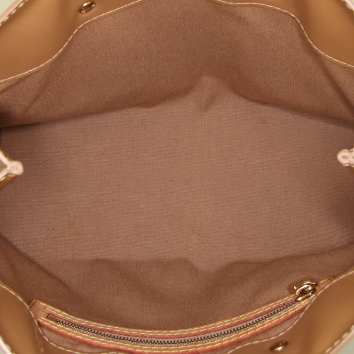 Bolso de mano Louis Vuitton Reade en charol Monogram beige y cuero natural - Detail D2