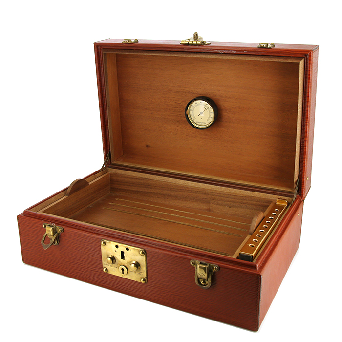 Louis Vuitton, Cigar case, in mahogany wood, the outside covered with a cognac epi leather, interior lined with cedar, with its original key - Detail D1