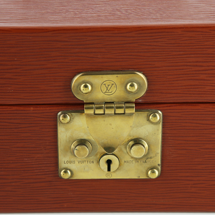 Louis Vuitton, Cigar case, in mahogany wood, the outside covered with a cognac epi leather, interior lined with cedar, with its original key - Detail D2
