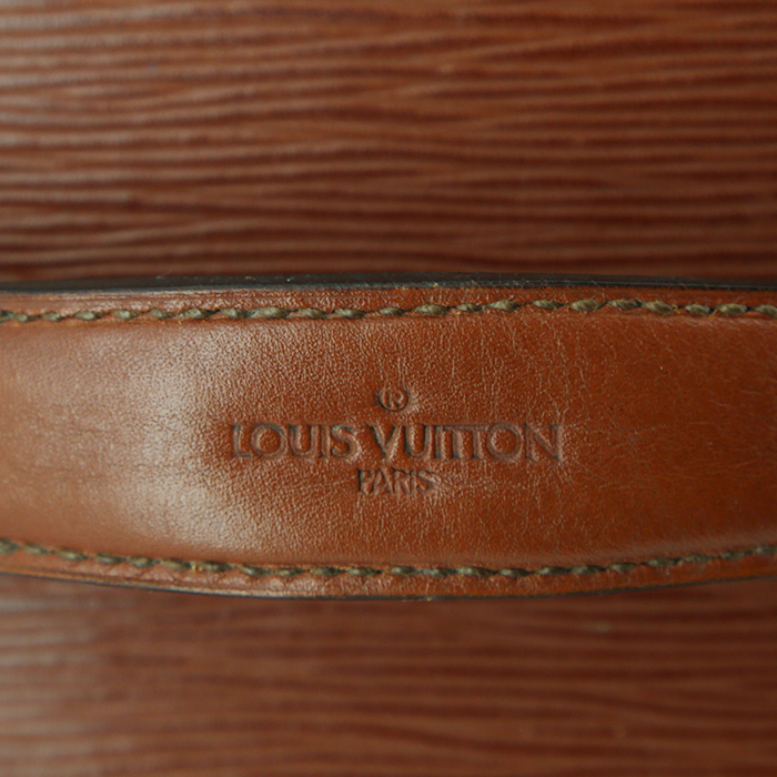 Louis Vuitton, Cave à cigares, en bois d'acajou, extérieur gainé de cuir épi cognac, intérieur doublé en bois de cèdre, avec sa clé d'origine - Detail D4
