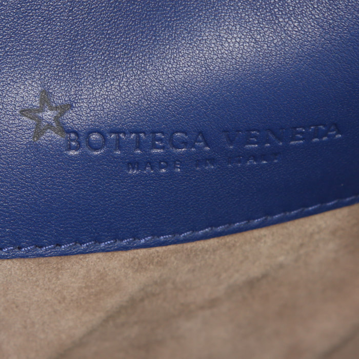 Sac à main Bottega Veneta Olimpia en cuir intrecciato bleu - Detail D4