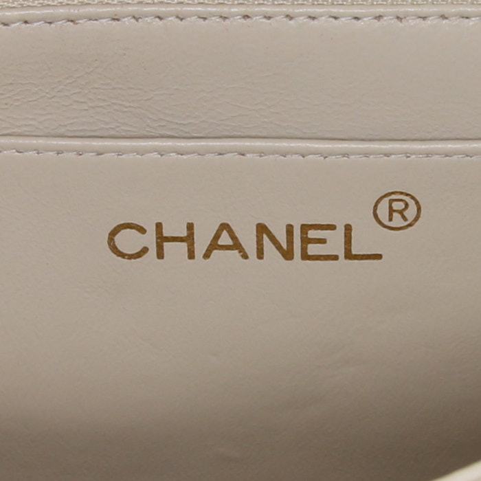 Bolso de mano Chanel Vintage en cuero acolchado color crema - Detail D4