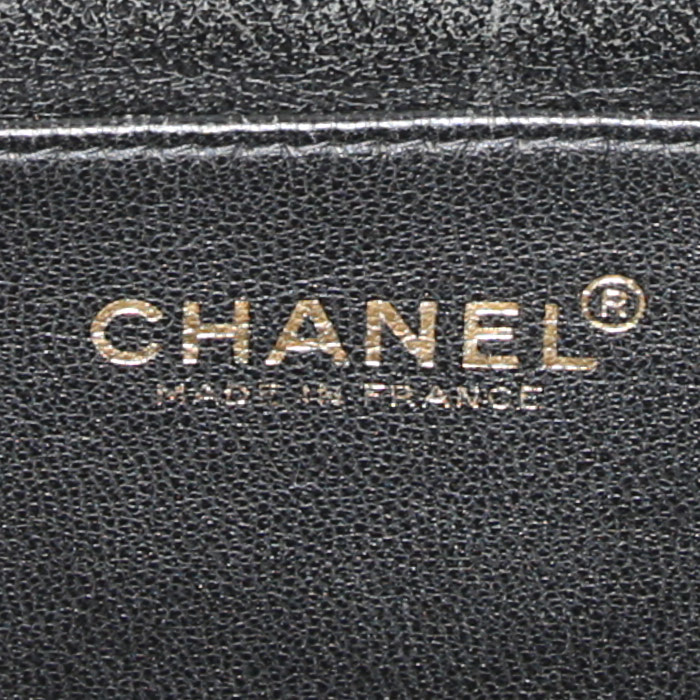 Chanel Timeless jumbo shoulder bag in black quilted grained leather - Detail D4