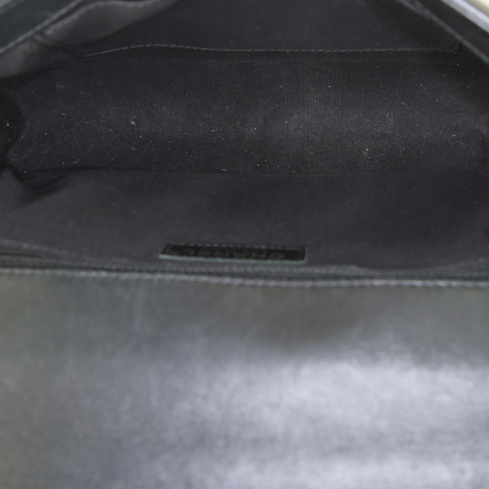 Bolso bandolera Chanel Boy en cuero acolchado negro - Detail D3