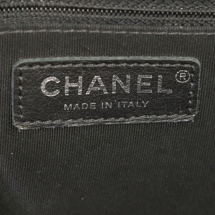 Chanel Boy shoulder bag in black quilted leather - Detail D4