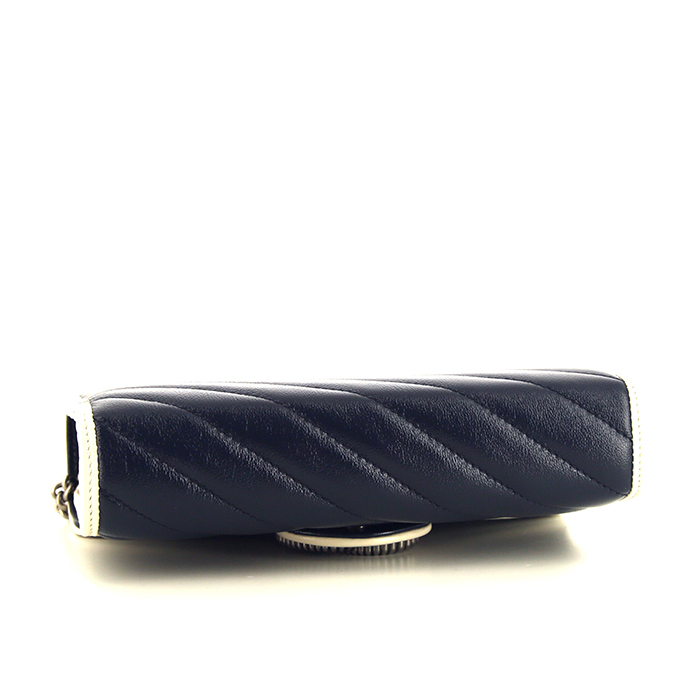 Borsa a tracolla Gucci GG Marmont in pelle trapuntata blu e pelle bianca - Detail D4