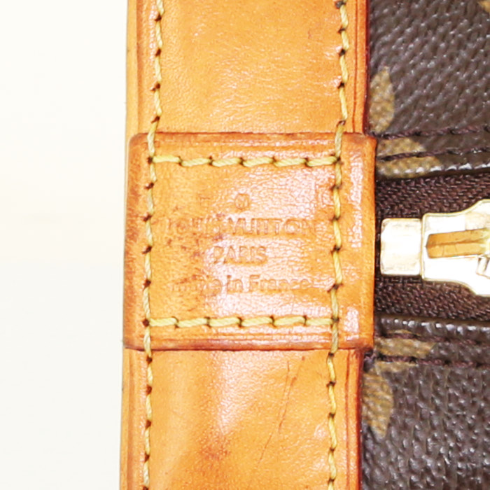 Bolso bandolera Louis Vuitton Alma BB en lona Monogram marrón y cuero natural - Detail D4