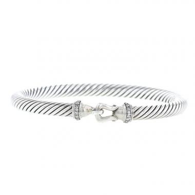 Brazalete redondo que se puede abrir David Yurman Cable Buckle en plata y diamantes