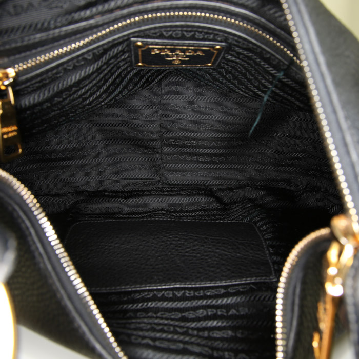 Bolso de mano Prada en cuero negro - Detail D2