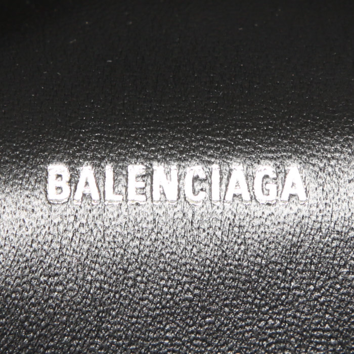 Bolso bandolera Balenciaga B. Shoulder en cuero acolchado negro - Detail D3