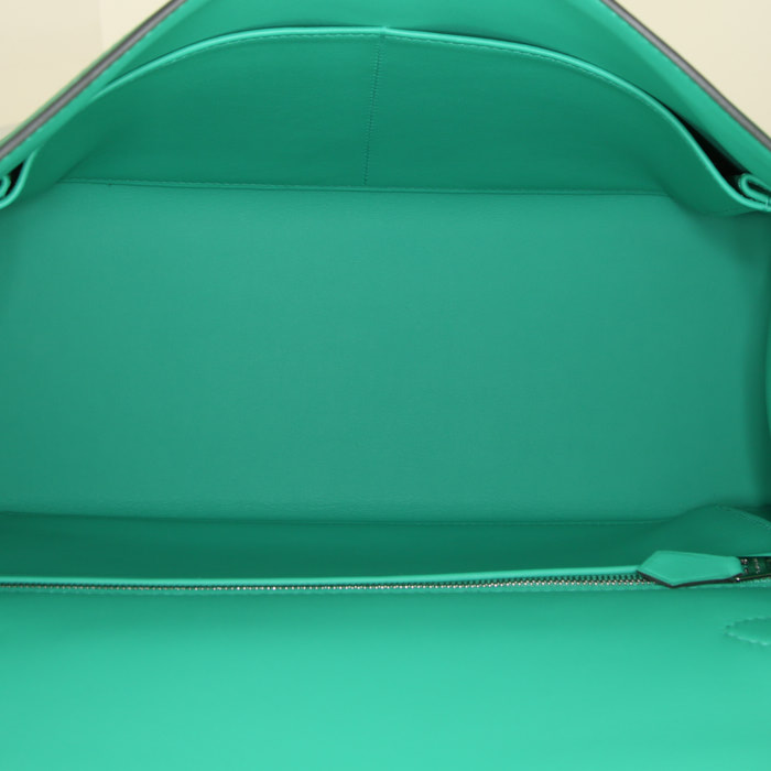 Hermes Kelly 32 cm handbag in green and beige "H" canvas and green leather - Detail D3
