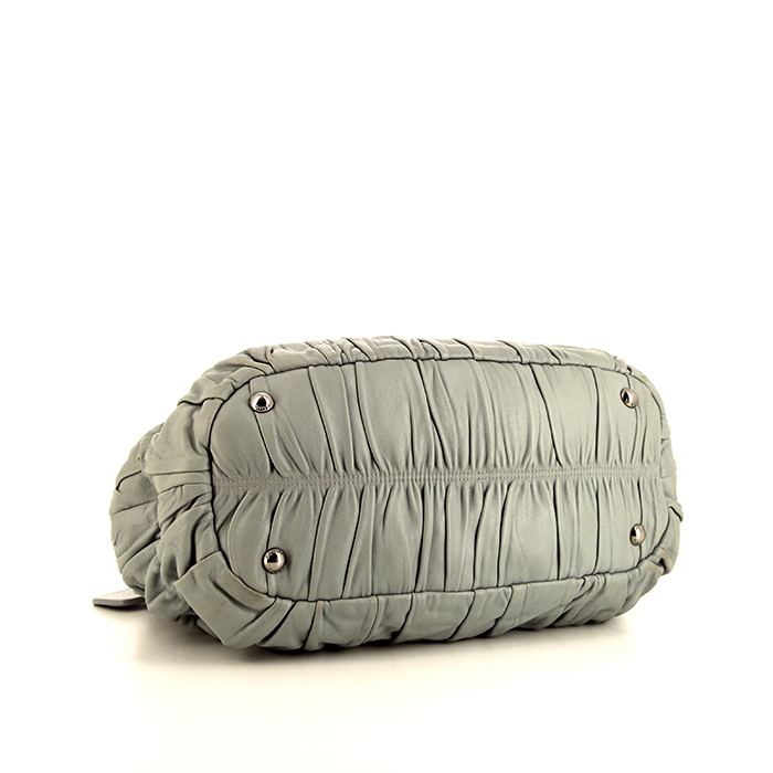 Bolso de mano Prada en cuero azul claro - Detail D5