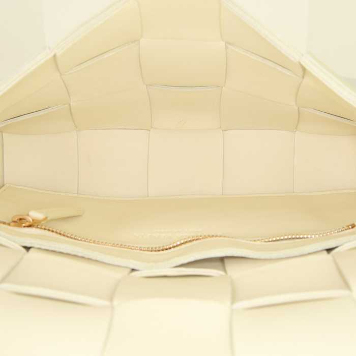 Bolso bandolera Bottega Veneta Casette en cuero intrecciato amarillo - Detail D2