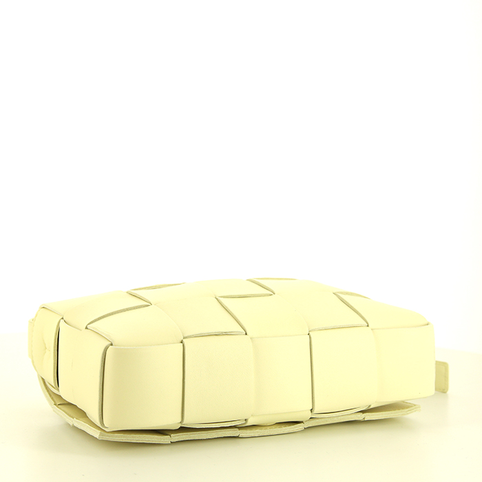 Bolso bandolera Bottega Veneta Casette en cuero intrecciato amarillo - Detail D4