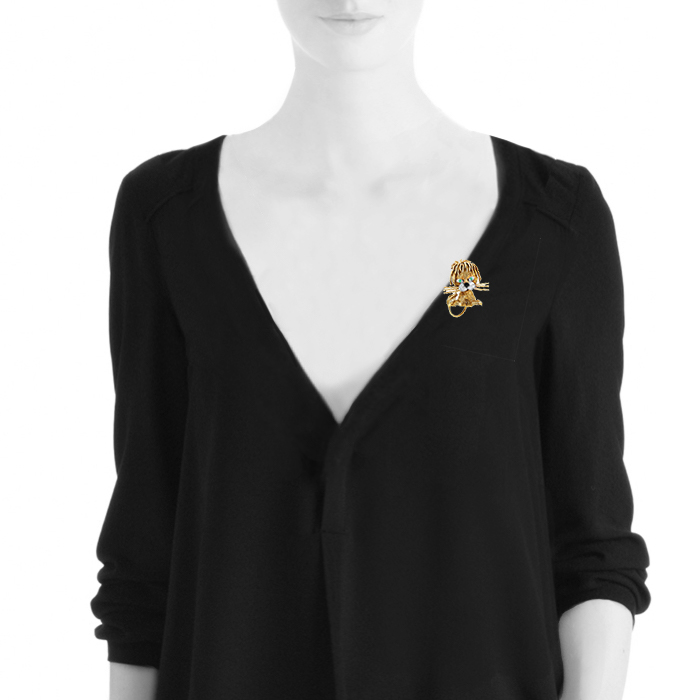 Spilla Van Cleef & Arpels Lion Ebouriffé modello piccolo in oro giallo,  diamanti e smeraldo - Detail D1