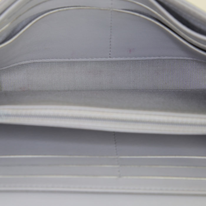 Sac bandoulière Chanel Wallet on Chain en cuir matelassé chevrons gris - Detail D2