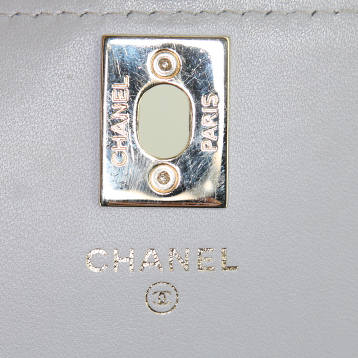 Bolso bandolera Chanel Wallet on Chain en cuero acolchado con motivos de espigas gris - Detail D3