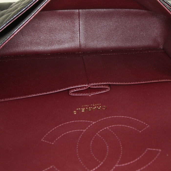 Sac à main Chanel Timeless jumbo en cuir grainé matelassé noir - Detail D3