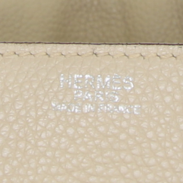 Bolso para llevar al hombro Hermès Lindy 34 cm en cuero togo beige - Detail D3