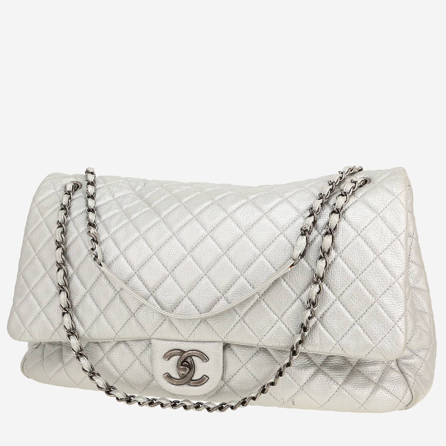 Bolsa de viaje Chanel Timeless en cuero granulado acolchado plateado