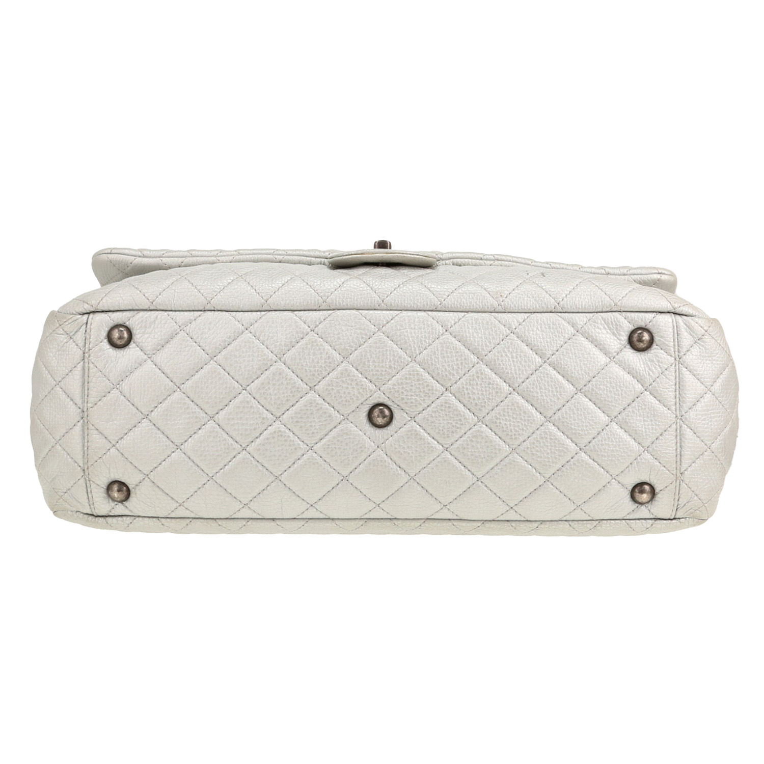 Sac de voyage Chanel Timeless en cuir grainé matelassé argenté - Detail D1