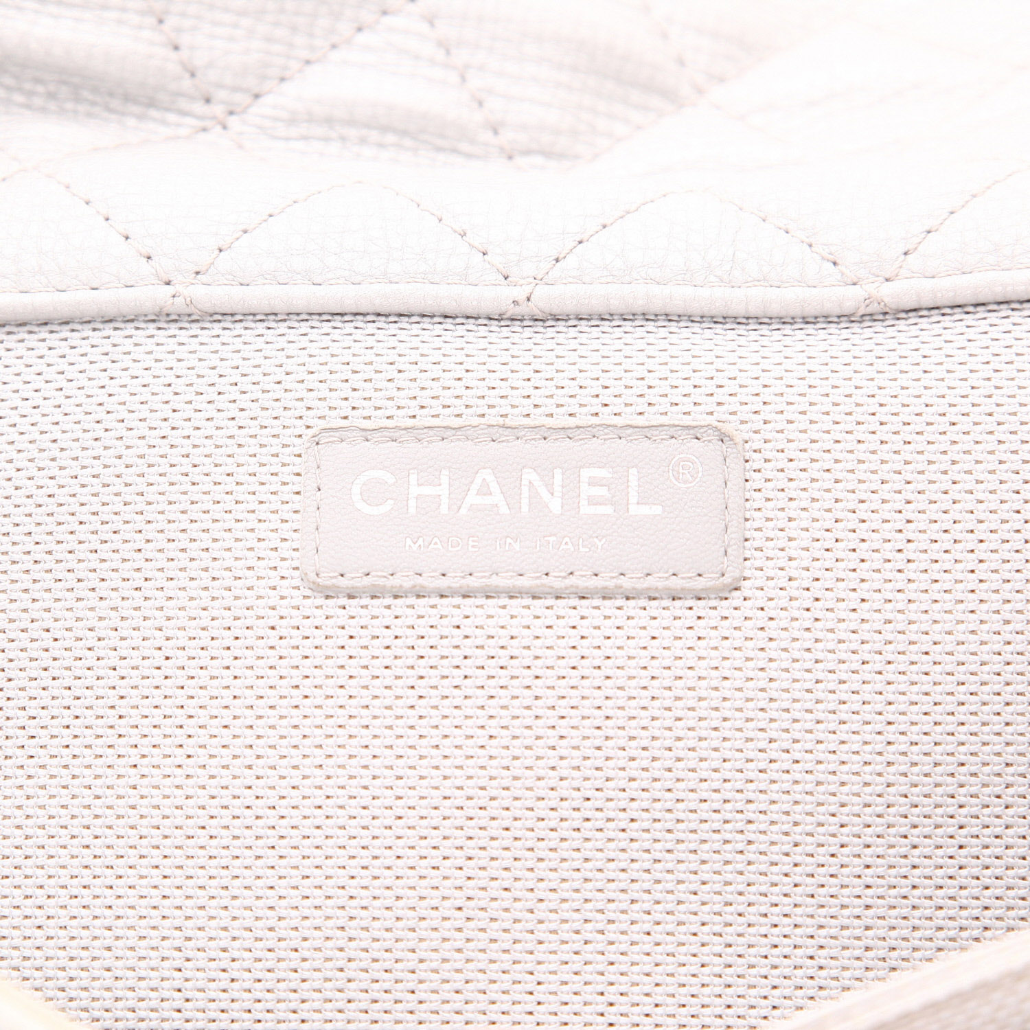 Bolsa de viaje Chanel Timeless en cuero granulado acolchado plateado - Detail D2