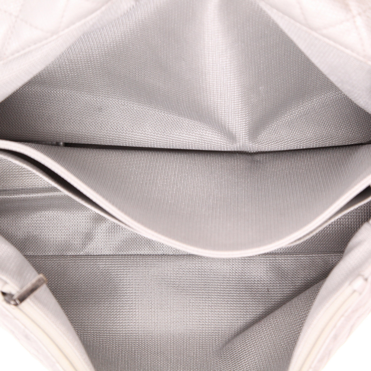 Sac de voyage Chanel Timeless en cuir grainé matelassé argenté - Detail D3