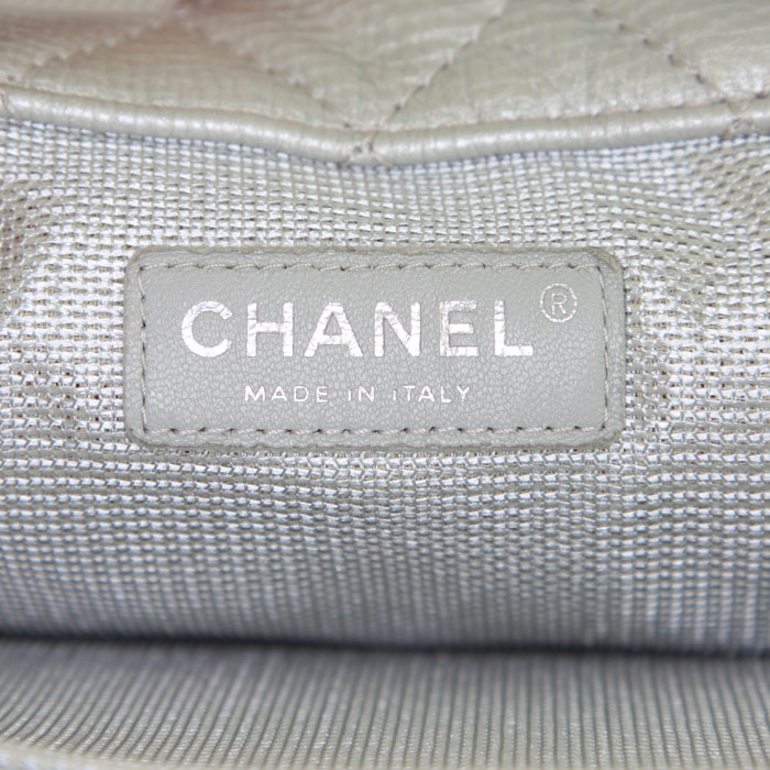 Sac de voyage Chanel Timeless en cuir grainé matelassé argenté - Detail D4