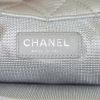 Borsa da viaggio Chanel Timeless in pelle martellata e trapuntata argentata - Detail D4 thumbnail