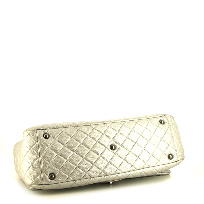 Chanel Timeless travel bag in silver quilted grained leather - Detail D5
