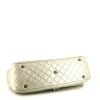 Bolsa de viaje Chanel Timeless en cuero granulado acolchado plateado - Detail D5 thumbnail
