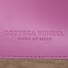 Bolso de mano Bottega Veneta Olimpia modelo mediano en cuero intrecciato rosa - Detail D4 thumbnail