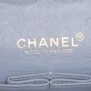 Bolso de mano Chanel  Timeless Classic en lona acolchada azul - Detail D4 thumbnail