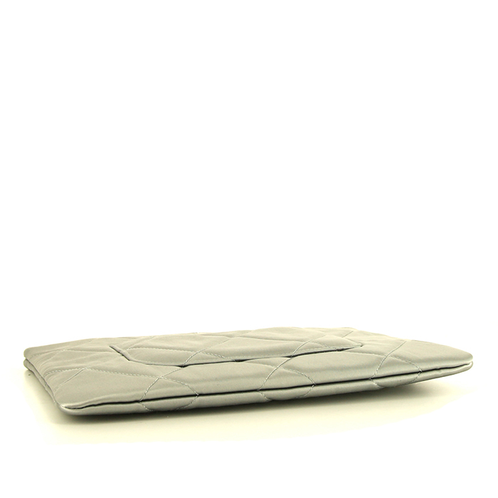 Chanel 19 pouch in silver quilted canvas - Detail D4