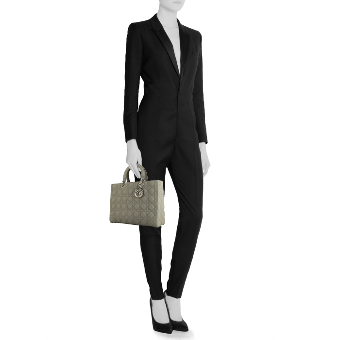 Sac à main Dior Lady Dior grand modèle en cuir cannage gris - Detail D1