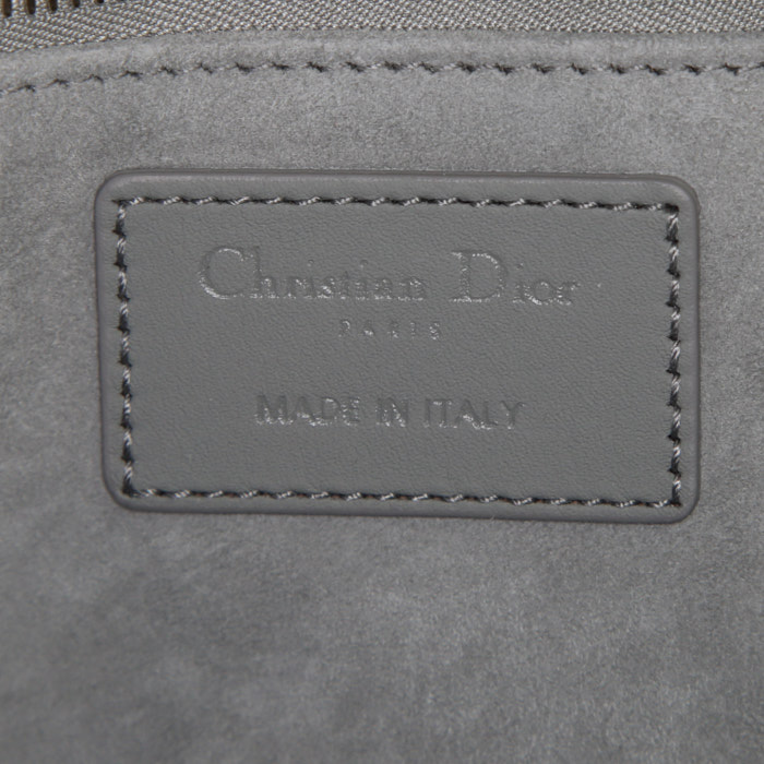 Sac à main Dior Lady Dior grand modèle en cuir cannage gris - Detail D4