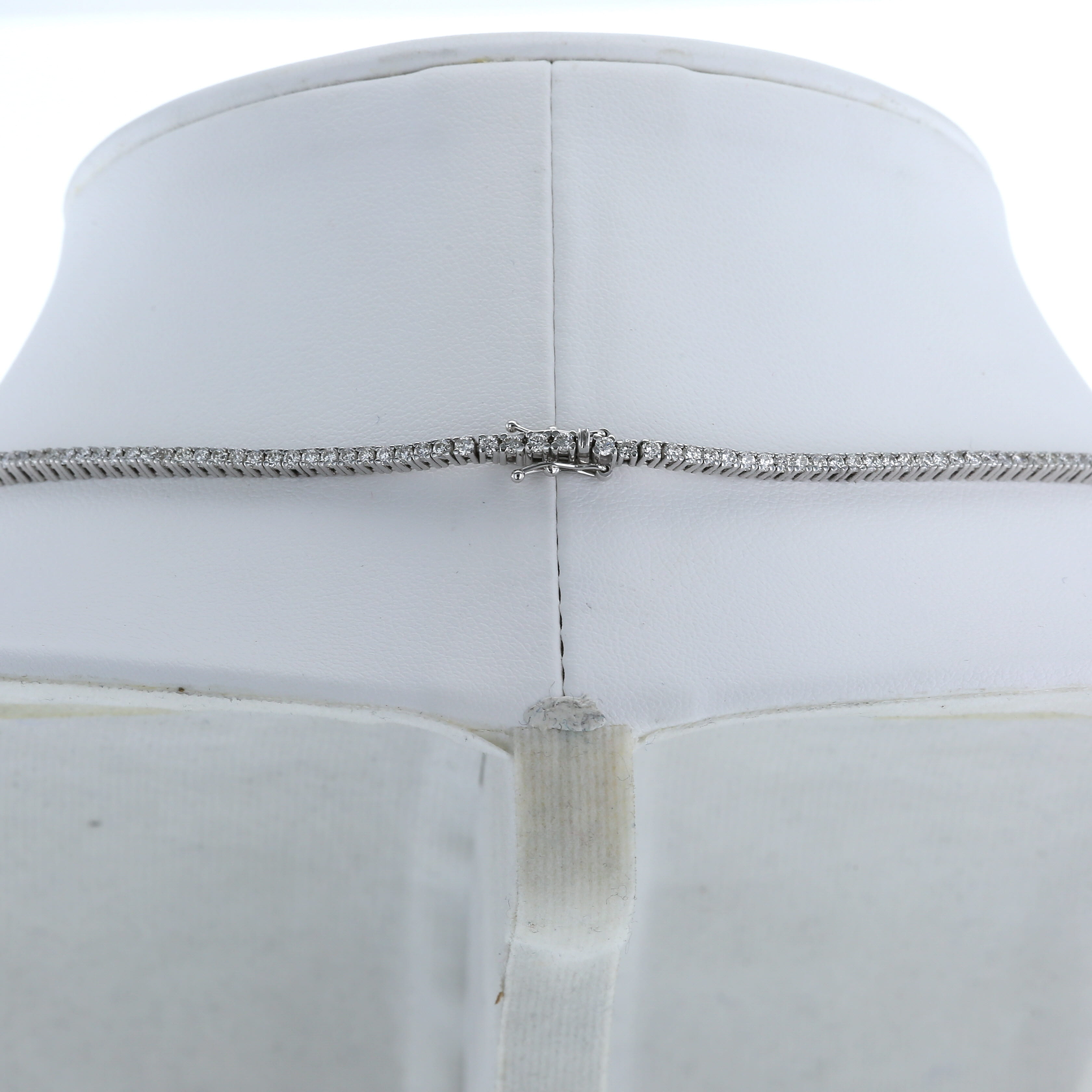 Collier en or blanc et diamants (5,69 carats) - Detail D2