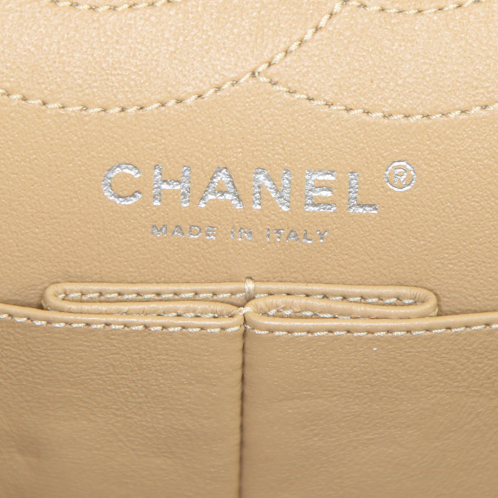 Sac à main Chanel 2.55 en cuir matelassé marron - Detail D4