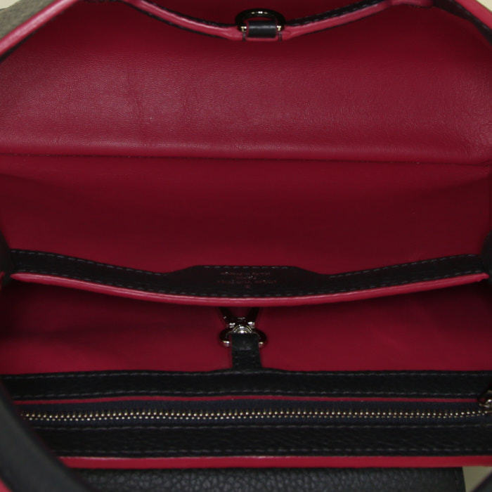 Borsa Louis Vuitton  Capucines MM in pelle taurillon clemence blu marino e profili rosa - Detail D3