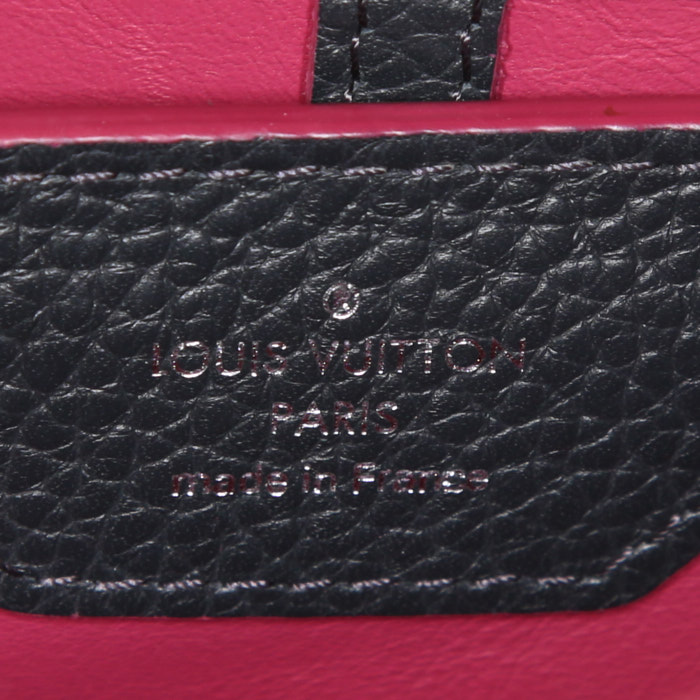 Sac à main Louis Vuitton Capucines MM en cuir taurillon clémence bleu-marine et jonc rose - Detail D4