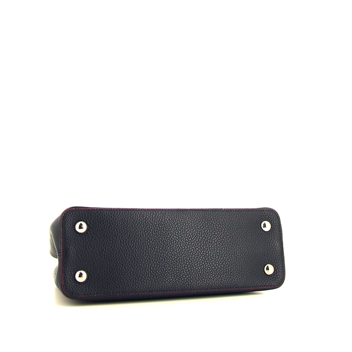 Borsa Louis Vuitton  Capucines MM in pelle taurillon clemence blu marino e profili rosa - Detail D5