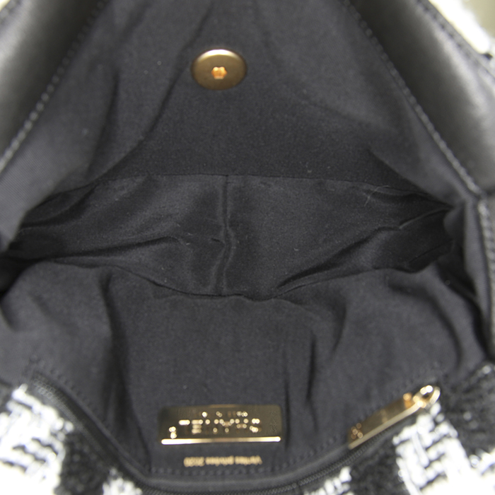 Sac à main Chanel 19 en jersey matelassé noir et blanc - Detail D3