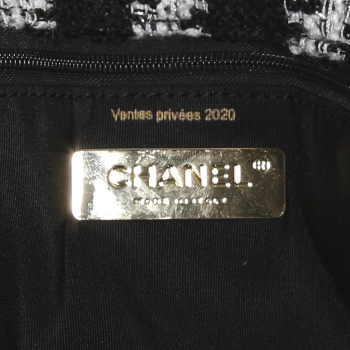 Sac à main Chanel 19 en jersey matelassé noir et blanc - Detail D4