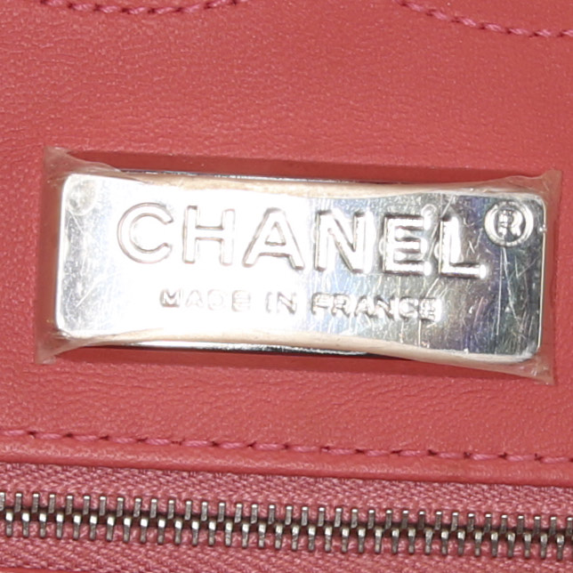 Bolso de mano Chanel  Timeless Jumbo en piel de pitón degradado rosa y roja - Detail D4