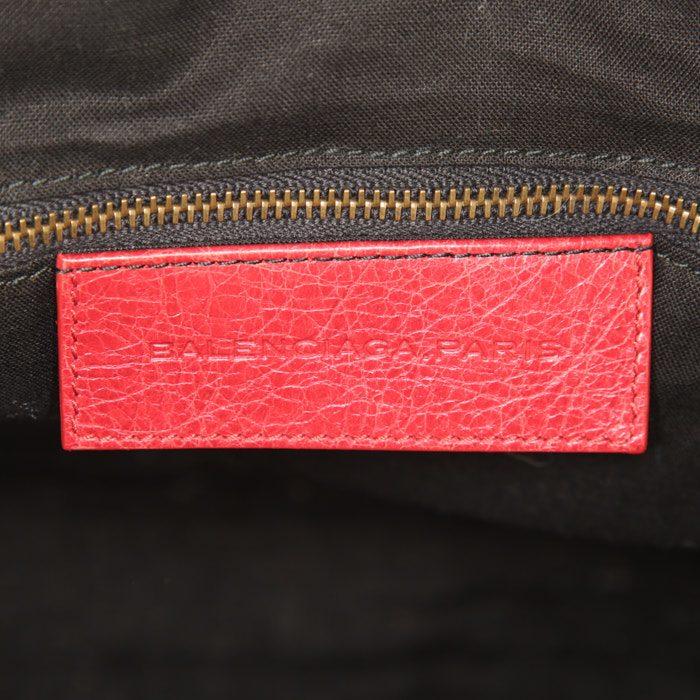 Bolso de mano Balenciaga Classic City en cuero rojo - Detail D4