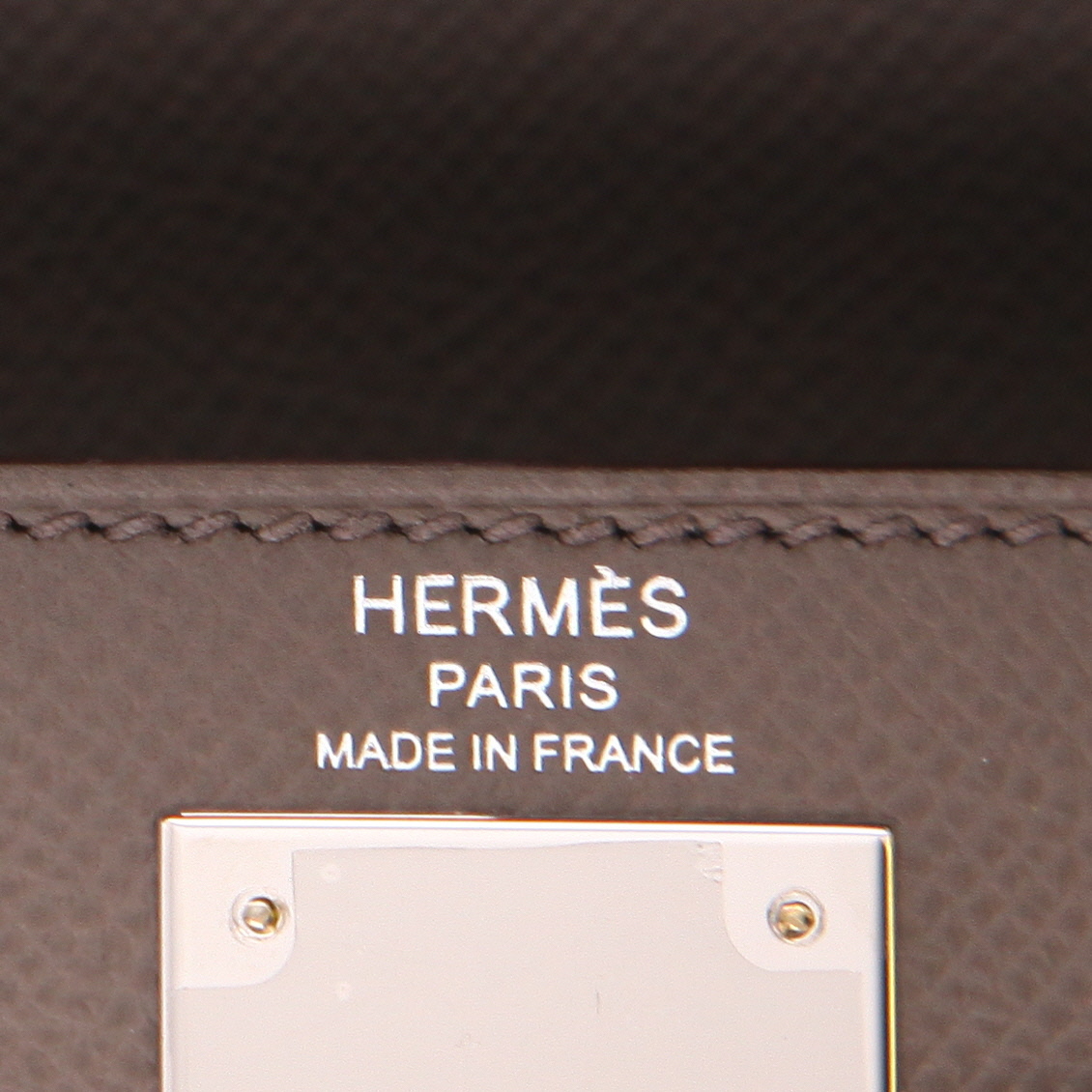 Bolso de mano Hermes Kelly 28 cm en cuero epsom gris - Detail D2