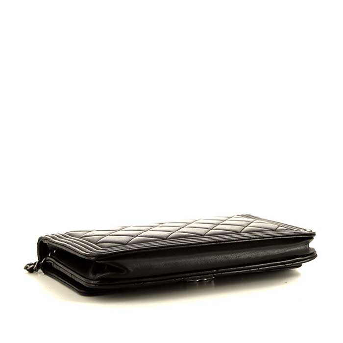 Chanel Wallet on Chain Boy shoulder bag in black quilted leather - Detail D4