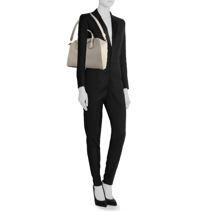 Sac à main Givenchy  Antigona moyen modèle  en cuir gris - Detail D2