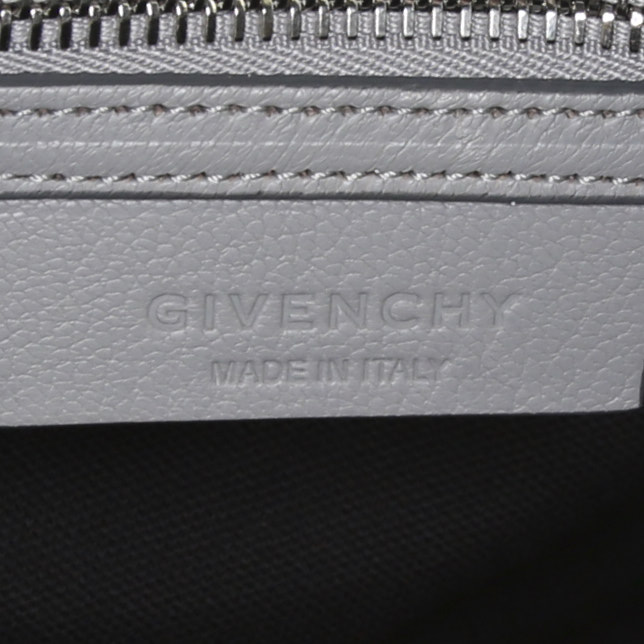 Bolso de mano Givenchy  Antigona modelo mediano  en cuero gris - Detail D4