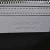 Sac à main Givenchy  Antigona moyen modèle  en cuir gris - Detail D4 thumbnail